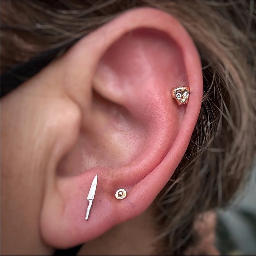 Fiat Lux 14k solid gold and white diamond skull stud